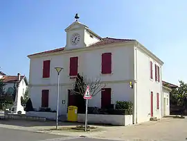 The town hall in Luglon