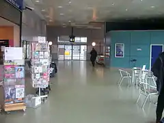 Intermediate-level concourse adjacent to Platform 4