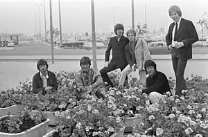 Manfred Mann together with Dave Berry, 1967. (L-R): Tom McGuinness, Dave Berry, Klaus Voormann, Mike Hugg, Manfred Mann and Mike d'Abo