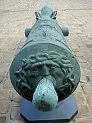 Medusa head of a 16-pounder. Caliber: 134&nbsp;mm. Length: 300&nbsp;cm.