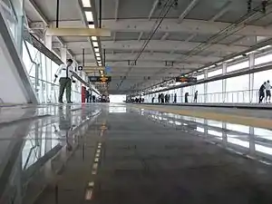 Picture of the station's platforms.