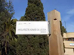 Vertical plaque on mast: mirador Arquitecto Ignasi de Lecea.