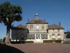 The town hall in Monneville