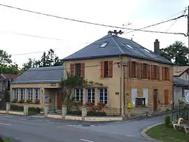 The town hall in Montcheutin
