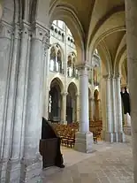 The alternating piers and columns of the grand arcade, which support the vaults