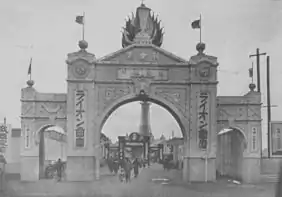 Main entrance of Osaka Luna Park, also known as Shinsekai Luna Park, ca. 1912. An aerial tramway connected the amusement park with the original Tsutenaku Tower. The park closed in 1923; the tower was dismantled 20 years afterward.
