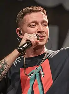 Picture of Oxxymiron performing on stage.