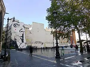 La fresque Chuuuttt !!!, sur toute la hauteur du pignon d'un immeuble ancien de quatre étages bordant la place Igor-Stravinsky. Elle représente, en noir sur fond blanc, le visage d'un homme aux yeux écarquillés portant son index levé devant ses lèvres.