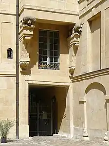 Detail of the north courtyard facade : lion sculptures supporting a small cabinet