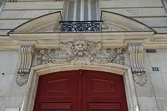 Pair of festoons hanged in the mouth of a lion, above a door from Paris