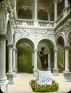 Central patio with the statue of Velázquez by Benlliure