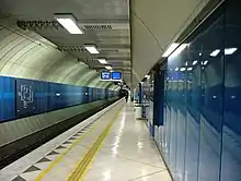 Parliament Station platform in 2004.