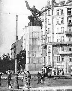 The Aviator Monument in Warsaw during the German occupation, with Kotwica graffiti added by Szare Szeregi member Jan Bytnar.