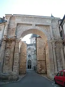 The Porte Noire in Besançon, France, a single arch with superposition of two columns, built in 171–175 AD