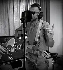 El Khazen performing as a singer / guitarist of Rekloose