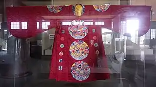 Ming dynasty's emperor's dragon robe has a yuanling collar.