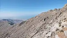 To the south of Jabal Raḩabah (1,543 m) a ridge extends, extending for approximately 10 km, paralleling the Persian Gulf coastline