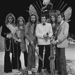 Roxy Music on TopPop in 1973. Left to right: Eddie Jobson, Paul Thompson, Phil Manzanera, Bryan Ferry, Sal Maida, Andy Mackay.