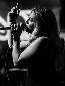 Rozes performing in 2016.