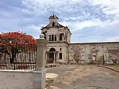 In 1826 Friar Benito Baltodano built the third hospital of the Brothers Hospitallers of Saint John of God, which was the fourth hospital of the city of Granada, with the fire of 1856 the building was completely burned by William Walker. The design of the new Hospital was entrusted to Theodro Hooke. The new San Juan de Dios Hospital, which is currently in ruins, was held on December 31, 1905.