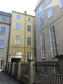 The rear side of the building seen from the courtyard of Sankt Annæ Plads 8.