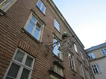 The side wing viewed from the courtyard.