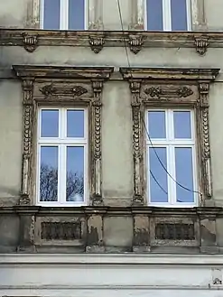 Decorated chambranles of the windows