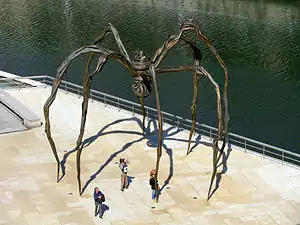 Louise Bourgeois, Maman, 1999, outside Museo Guggenheim