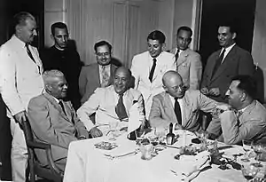 Bakker (sitting, 2nd from left) in 1947