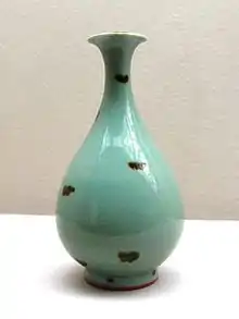Flower vase with Iron Brown Spots (飛青磁花生), Longquan kiln, Yuan dynasty, 13–14th century (National Treasure)