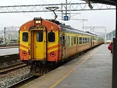 EMU100 at Qidu station