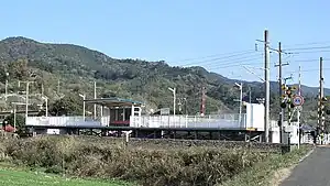 Station building and platform in 2006