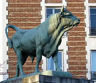 Bull in   Parc Georges-Brassens by Isidore Bonheur