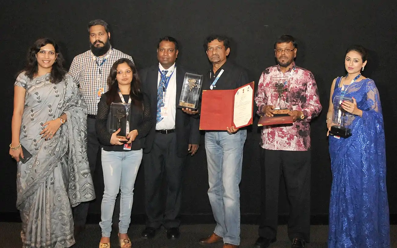 The team of the film 'Shankhachil' being felicitated by the Festival Director, Shri Senthil Rajan and the CEO, ESG, Shri Ameya Abhyankar, at the 47th International Film Festival of India (IFFI-2016), in Panaji, Goa.jpg