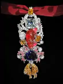 Detailed view of the recreated great Golden Fleece of king Louis XV of France. Below the 107 carats (21.4&nbsp;g) spinel Côte de Bretagne hangs the French Blue diamond and the fleece itself, set with hundreds of yellow diamond replicas