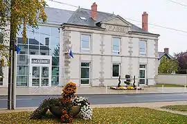 The town hall in Traînou