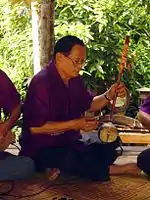 A Thai saw u, equivalent to the tro u.