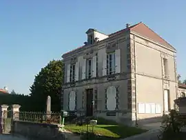 The town hall in Trouans
