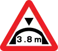 Warning of maximum headroom of arch bridge directly ahead (metric)