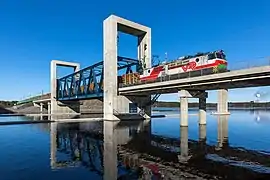 An Sr1 locomotive pulling lumber across a drawbridge north of Kuopio railway station in Finland