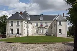 The town hall in Verneuil-l'Étang