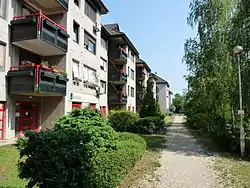 Between 1987 and 1989, four-story Panelház with tiled roofs were built in the Vizafogó housing estate