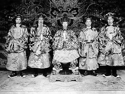 Emperor Khải Định (middle) and mandarins wearing "ô sa mạo" hats (mũ cánh chuồn) influenced by wushamao(烏紗帽)