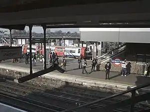 A Jubilee line train arriving on platform 4, taken from Metropolitan line platform 1