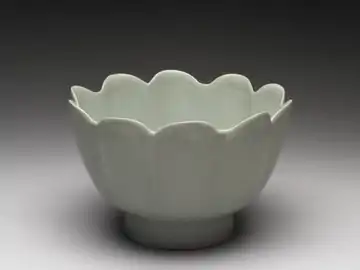 The Warming Bowl in the Shape of a Flower with Light Bluish-green Glaze, Ru ware, c. 1086 – c. 1106.
