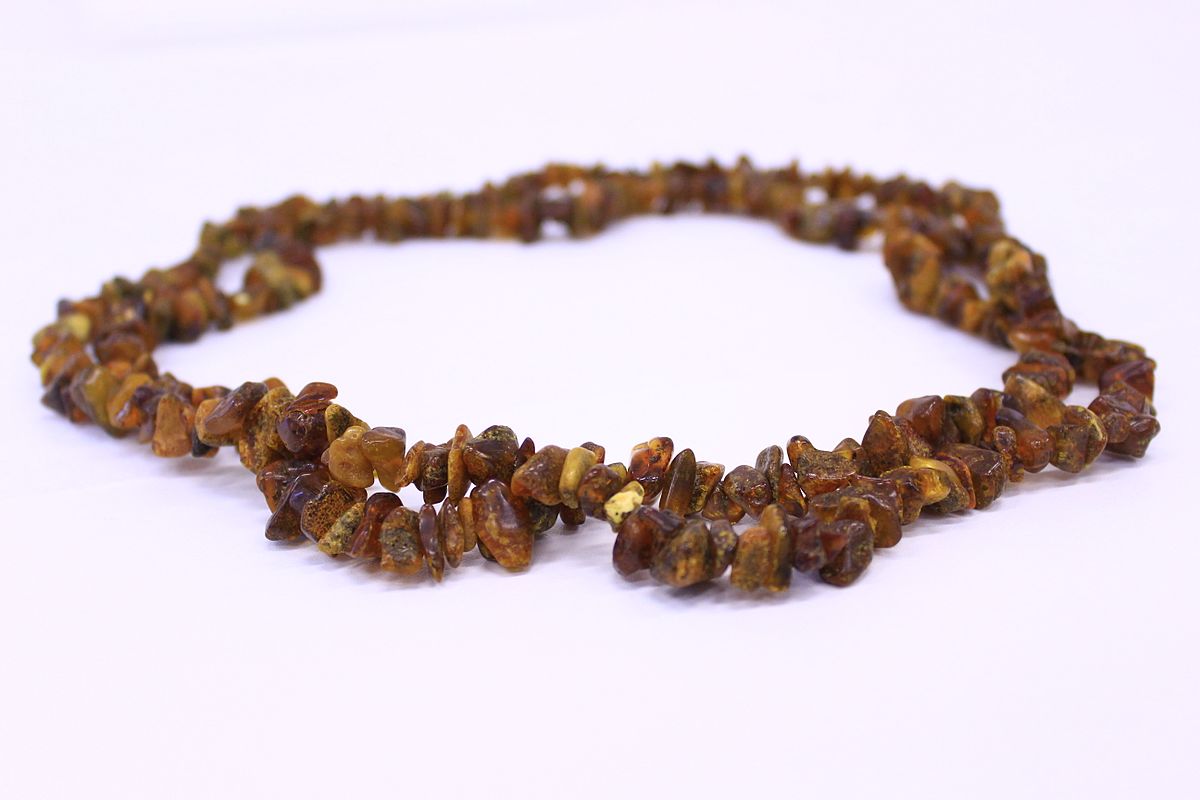 1200px-Colar_lituano_com_âmbar