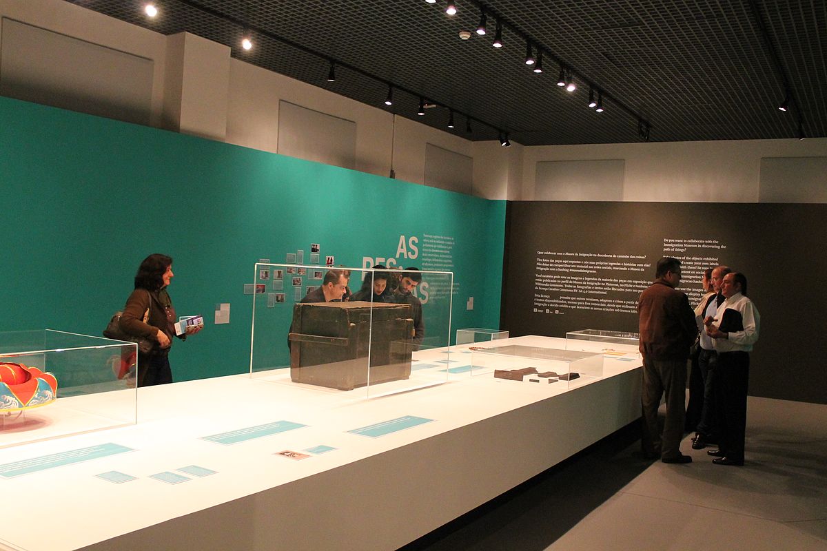 1200px-Inauguração_da_exposição_o_caminho_das_coisas_Núcleo_Caminhos