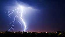 Foto de un rayo sobre una ciudad