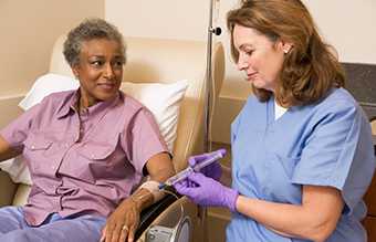 Nurse give patient shot