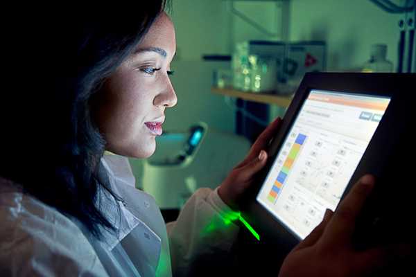 Microbiologist using Next Generation Sequencing technology to identify the bacterial DNA fingerprint.